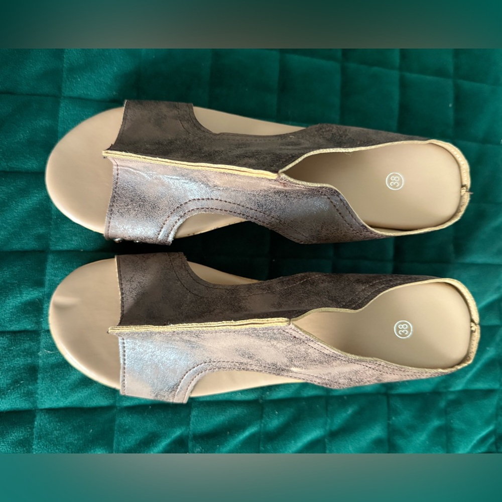 Elegant Women's Sandals in Metallic Brown